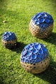 Set aus blau-braunen Kugeln
