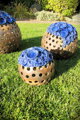 Set aus blau-braunen Kugeln