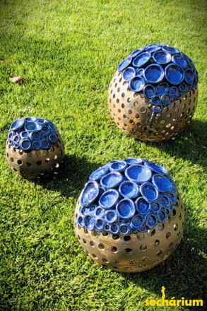 Set aus blau-braunen Kugeln