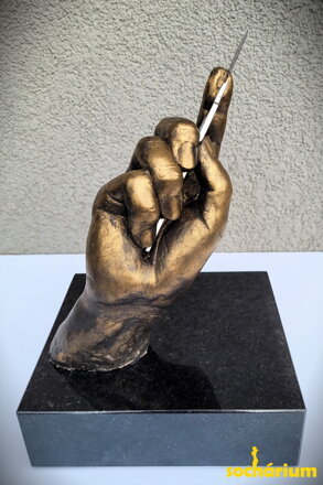 Hand mit Skalpell