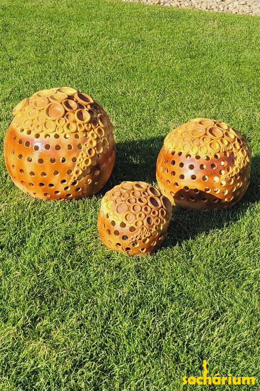 Set aus orangefarbenen Kugeln