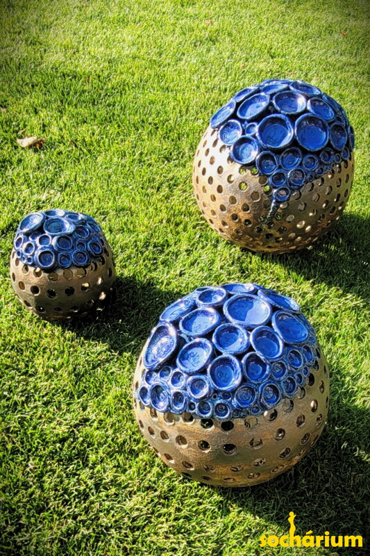Set aus blau-braunen Kugeln